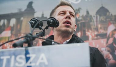 Magyar Péter: Egyre több információnk van arról, hogy külföldi befektetőknek akarja a NER eladni a vagyonelemeti, de senkinek nem javasoljuk, hogy üzleteljenek a NER-rel, mert sűrűn lesz dolguk Nemzeti Vagyonvisszaszerzési és Védelmi Hivatallal