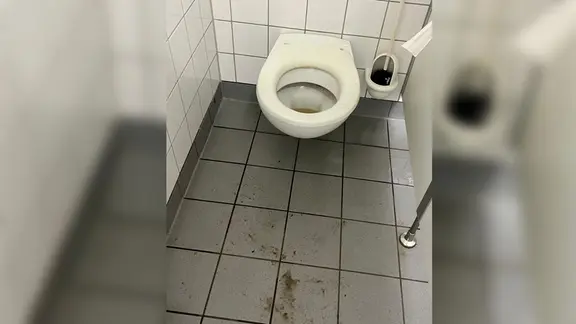 Verdreckte Toiletten der Klaus-Groth-Schule in Bad Oldesloe.