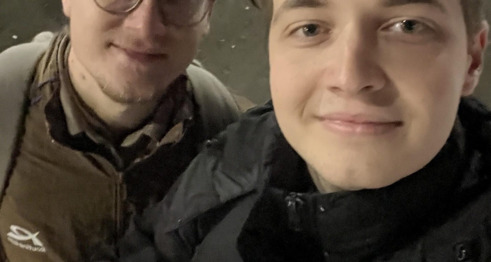 Vă pupăm cu stimă și respect! Felicitări tuturor care au participat astăzi la protest