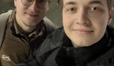 Vă pupăm cu stimă și respect! Felicitări tuturor care au participat astăzi la protest