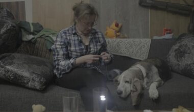 I en mørk lejlighed i Kyiv møder DR Olga, der hækler særlige hilsner til Danmark