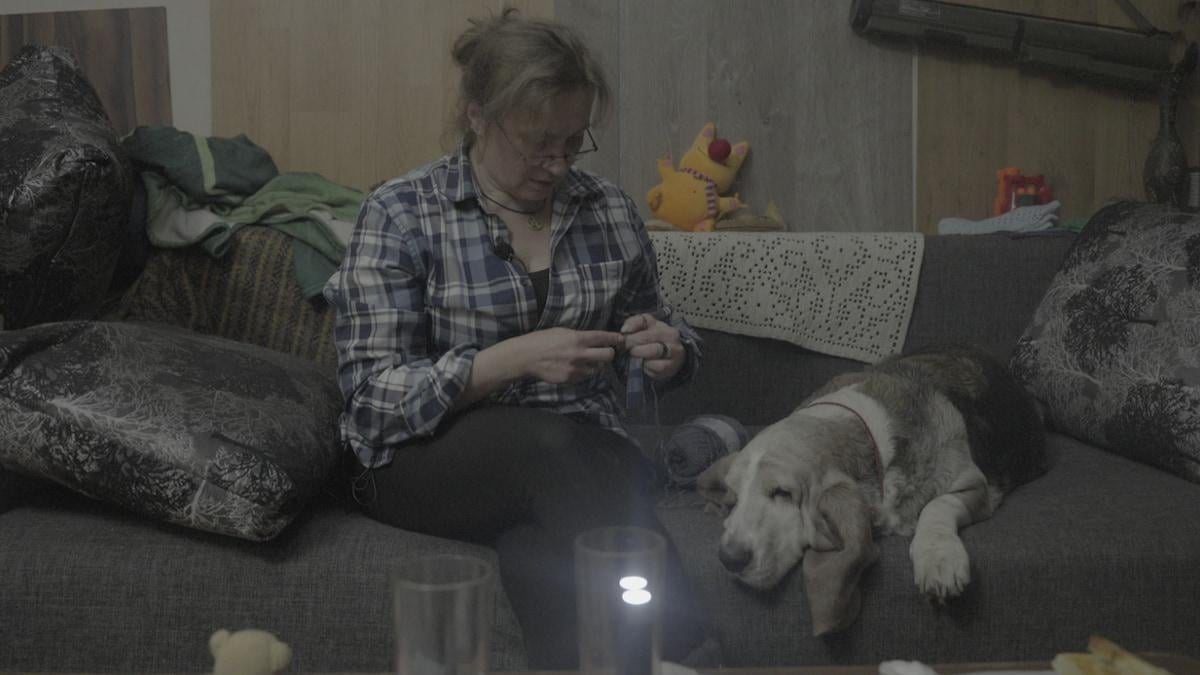 I en mørk lejlighed i Kyiv møder DR Olga, der hækler særlige hilsner til Danmark