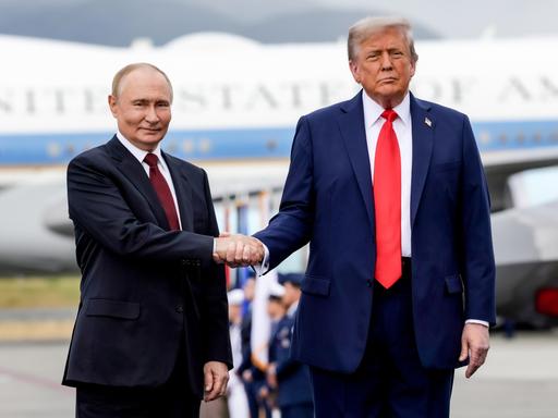 Russlands Präsident Wladimir Putin und US-Präsident Donald Trump posieren am 15. August 2025 in Anchorage, Alaska für ein Foto. Russlands Präsident Wladimir Putin und US-Präsident Donald Trump posieren am 15. August 2025 in Anchorage, Alaska für ein Foto.