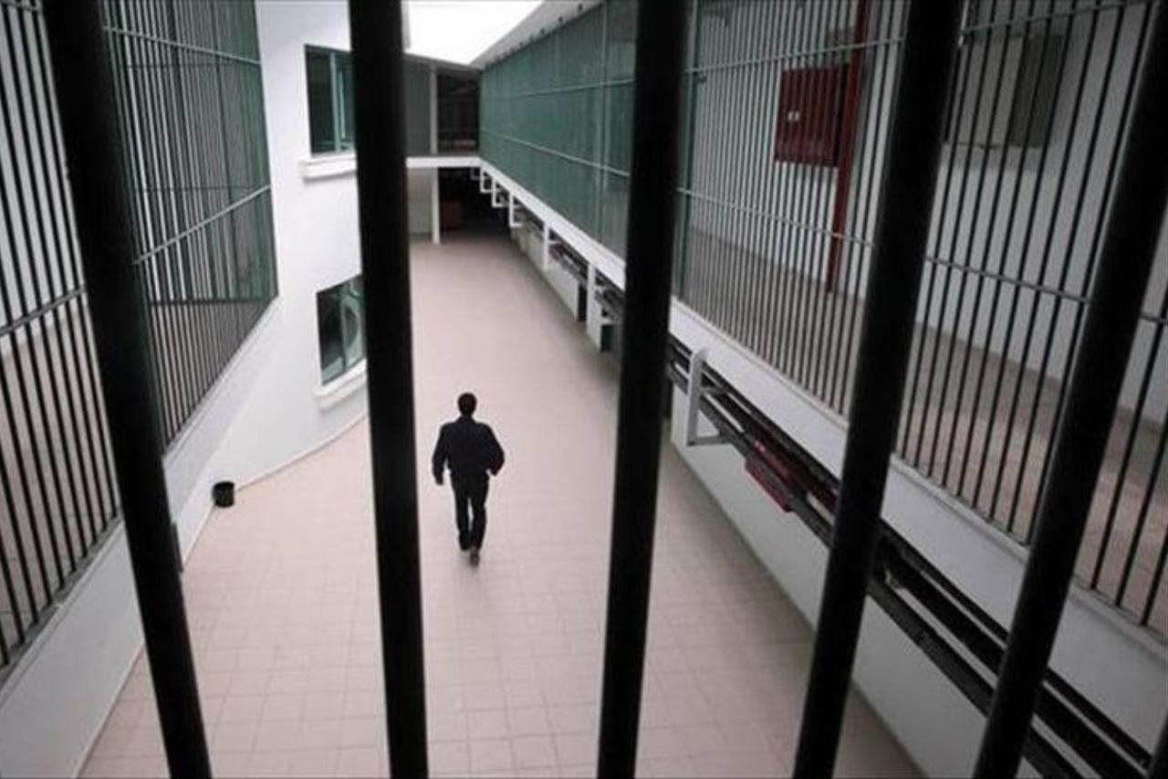 File photo shows an inmate walks through the corridor of a correctional facility in Türkiye, accessed on June 4, 2025. (AA Photo)