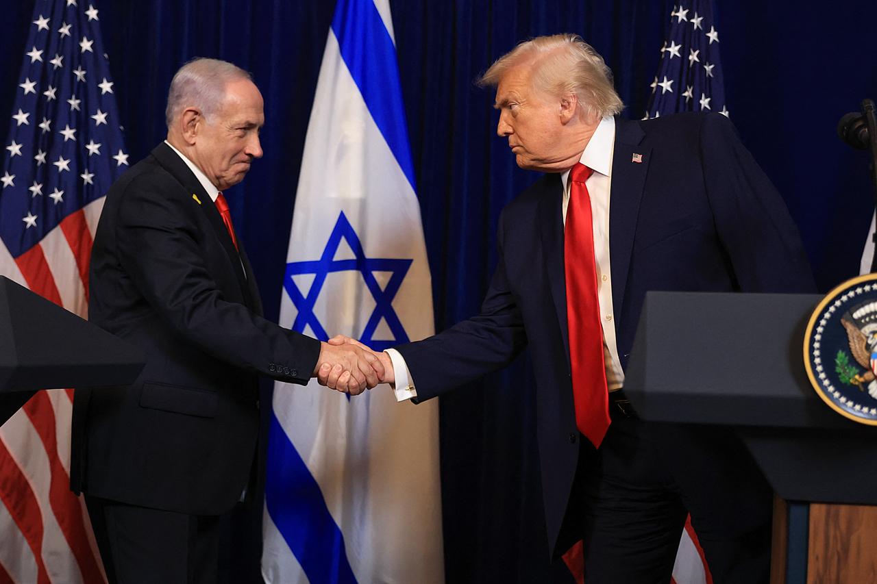 U.S. President Donald Trump (R) shakes hands with Israeli Prime Minister Benjamin Netanyahu during a press conference at his Mar-a-Lago club in Palm Beach, Florida, United States on Dec. 29, 2025. (AFP Photo)