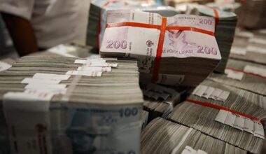 File photo shows stacked bundles of 100- and 200-lira banknotes, accessed on Dec. 16, 2025. (AA Photo)