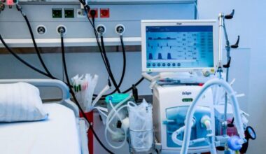 A ventilator is pictured during an instruction of doctors at the Universitaetsklinikum Eppendorf in Hamburg, Germany on March 25, 2020. (AFP Photo)