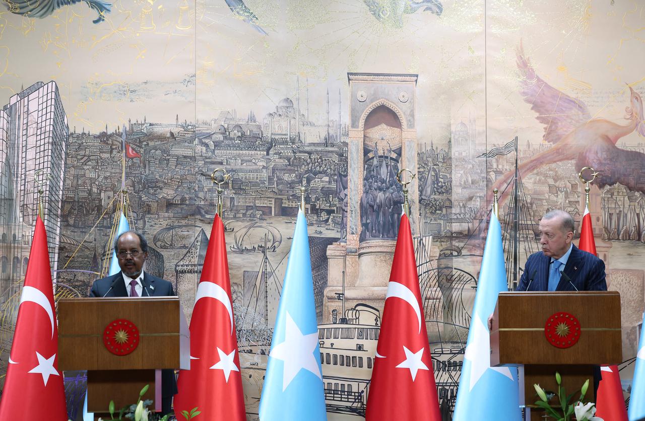 Turkish President Recep Tayyip Erdogan (R) and Somalian President Hassan Sheikh Mohamud (L) during press conference in Istanbul, Türkiye on Dec. 30, 2025. (Turkish Presidency/AFP Photo)