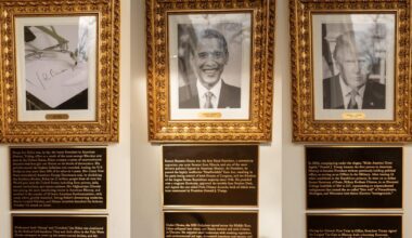 Donald Trump îi insultă din nou pe Barack Obama şi Joe Biden. Ce a apărut în Casa Albă