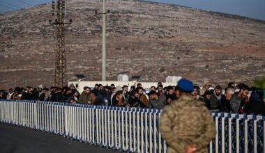 Syrians who live in Türkiye wait in a queue at the Cilvegozu cross-border gate before entering Syria at the Reyhanli district in Hatay, Türkiye, December 9, 2024. (AFP Photo)