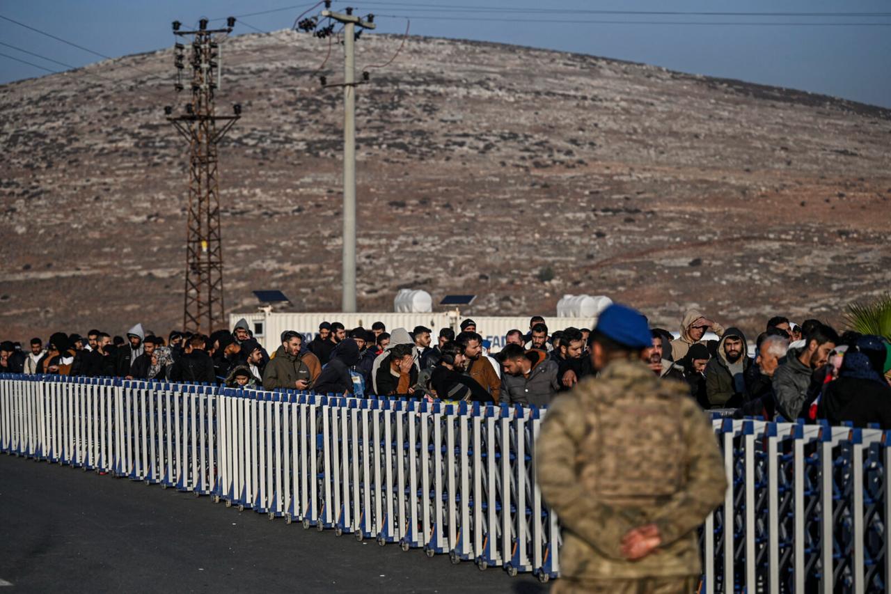 Syrians who live in Türkiye wait in a queue at the Cilvegozu cross-border gate before entering Syria at the Reyhanli district in Hatay, Türkiye, December 9, 2024. (AFP Photo)