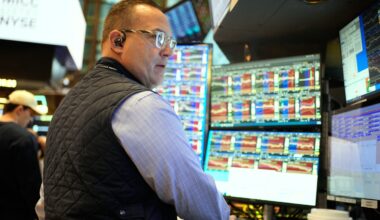 Wall Street approaches records after mixed reports on economic growth, consumer confidence