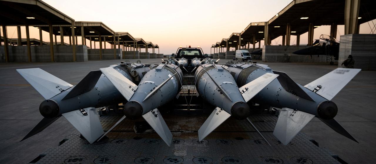 Mitarbeiter des US-Militärs beladen F-15-Flugzeuge mit Waffen.