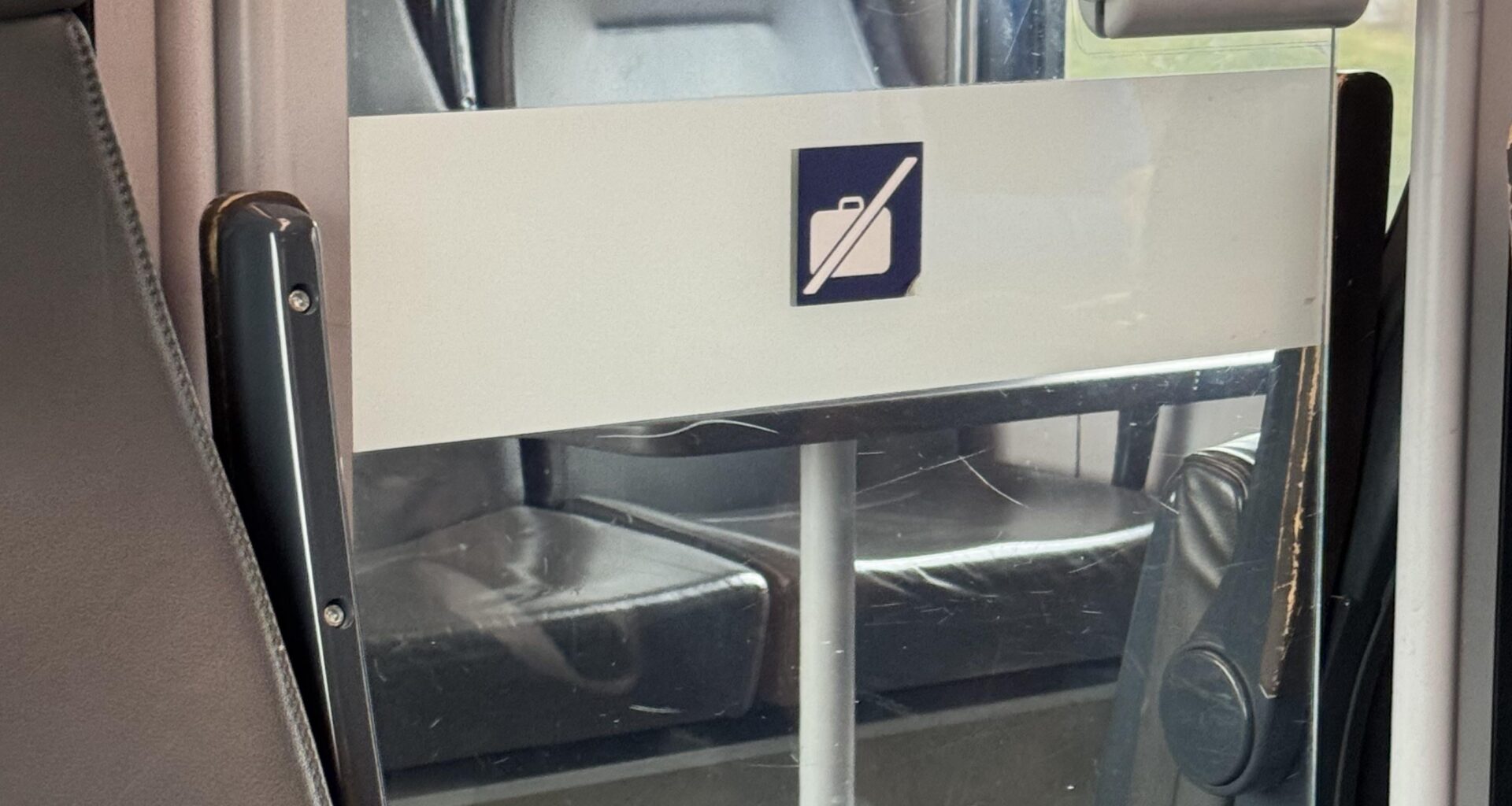 Does this sign mean luggage is not allowed in this first cabin on the RE train?