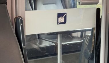 Does this sign mean luggage is not allowed in this first cabin on the RE train?