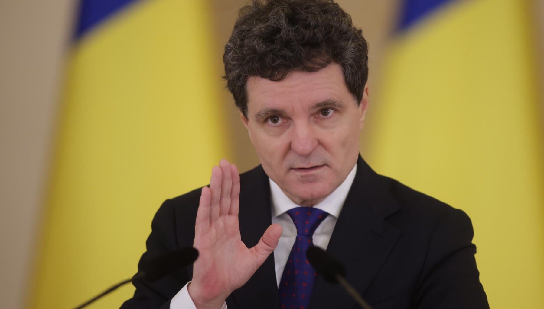 Nicușor Dan despre CV-ul lui Moșteanu: Intensitatea cu care se blamează diferite fapte nu este niciodată proporțională cu faptele. Prin PUZ-urile de sector s-au favorizat persoane fizice și juridice cu sute de milioane de euro. Cred că sute de milioane de euro e mai corupt decât o diplomă