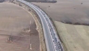 Slovenskooo, Slovenskoo, heeja, heeja, heja Slovensko: Tunel Višňové zmiernil problémy na ceste pod Strečnom, avšak dopravné obmedzenia sa presunuli na úseky, kde diaľnica D1 nie je dokončená.