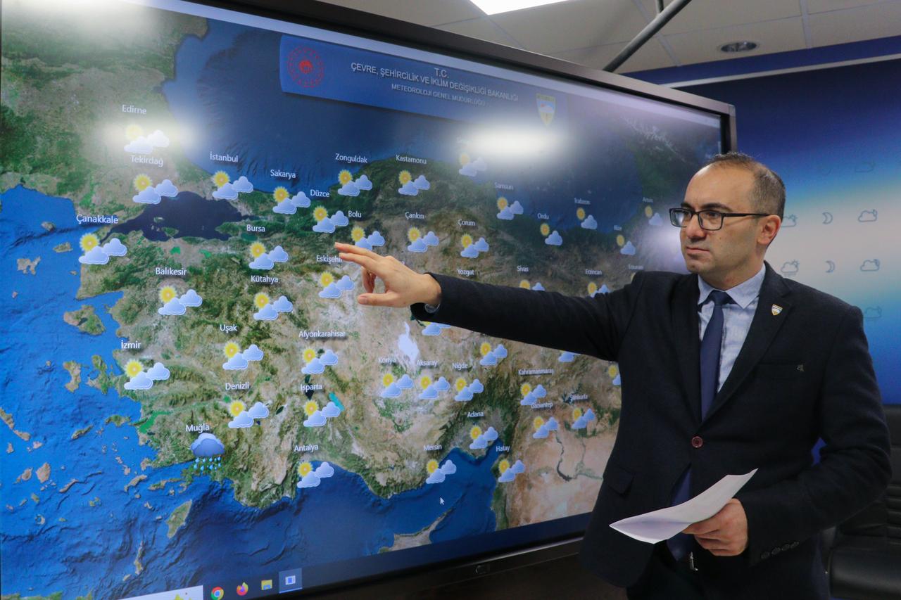 Cengiz Celik, a Weather Forecast Expert at the General Directorate of Meteorology under the Ministry of Environment, Urbanization and Climate Change, shared his assessment of the expected weekend weather with an Anadolu Agency correspondent. Ankara, Türkiye, December 19, 2025. (AA Photo)