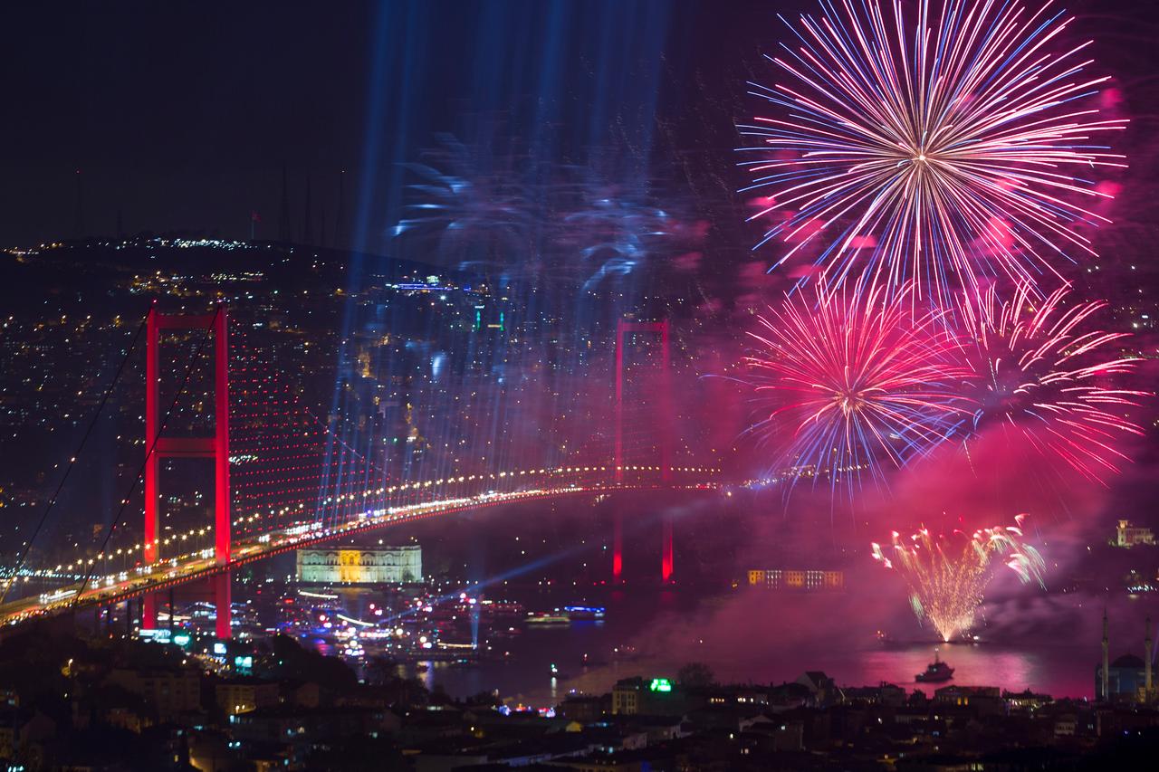 Fireworks burst over the Bosphorus Bridge during New Year’s Eve celebrations in Istanbul, Türkiye, accessed on December 19, 2025. (Adobe Stock Photo)