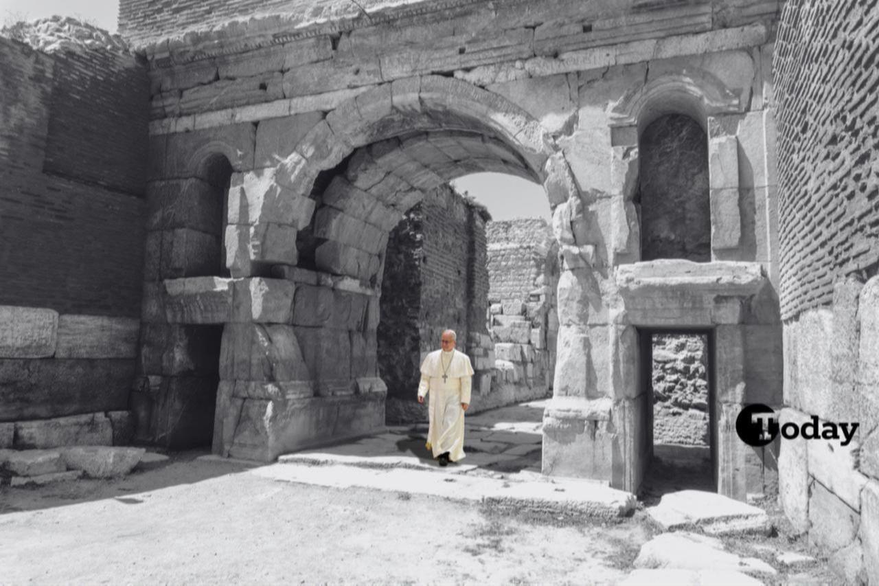 A fictionalized image of Pope Leo XIV passing through the ancient city walls and gateway of Iznik (Nicaea) in Bursa, Türkiye, May 16, 2025. (Image created by the Türkiye Today team)