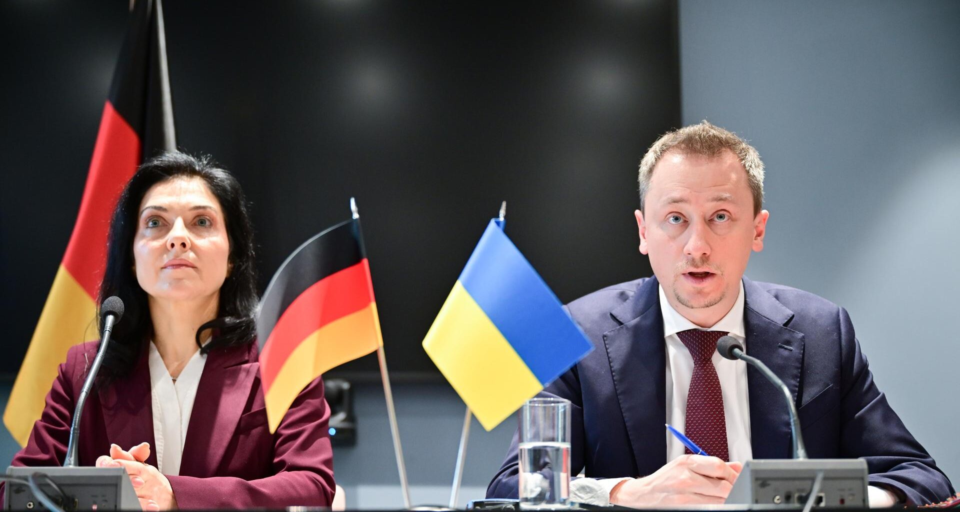 Oleksii Sobolev, Minister für Wirtschaft, Umwelt und Landwirtschaft der Ukraine, spricht während des Deutsch-ukrainischen Wirtschaftsforums neben Katherina Reiche (CDU), Bundesministerin für Wirtschaft und Energie.