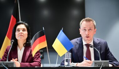 Oleksii Sobolev, Minister für Wirtschaft, Umwelt und Landwirtschaft der Ukraine, spricht während des Deutsch-ukrainischen Wirtschaftsforums neben Katherina Reiche (CDU), Bundesministerin für Wirtschaft und Energie.