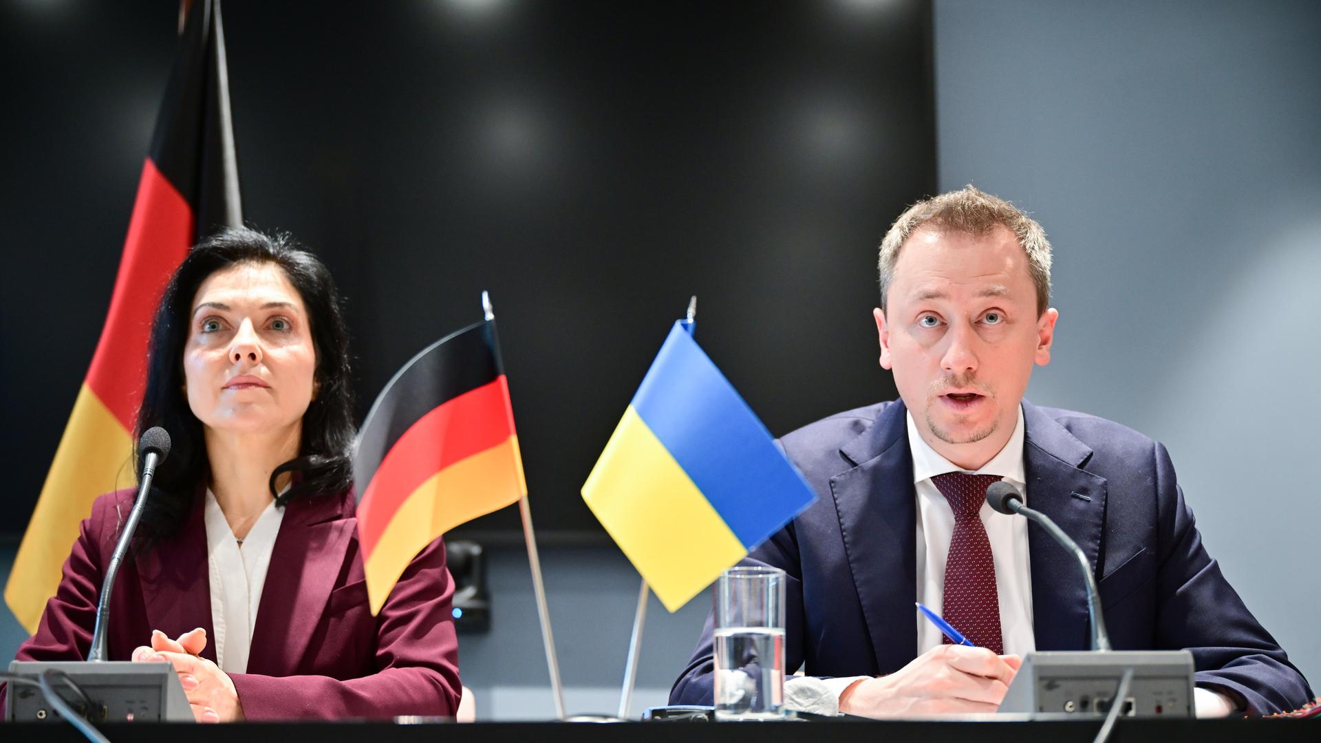 Oleksii Sobolev, Minister für Wirtschaft, Umwelt und Landwirtschaft der Ukraine, spricht während des Deutsch-ukrainischen Wirtschaftsforums neben Katherina Reiche (CDU), Bundesministerin für Wirtschaft und Energie.