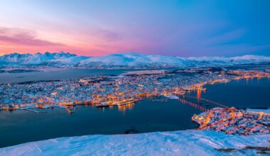 Native English speakers, is Tromsø a city or a town?