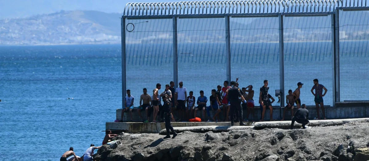 Bad weather conditions facilitate the crossing of a group of migrants to Ceuta