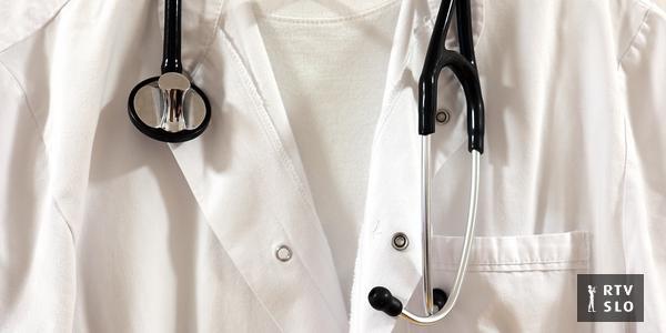 Ustavno sodišče: Prepoved dodatnega dela zdravnikov zunaj javne zdravstvene službe je neustavna