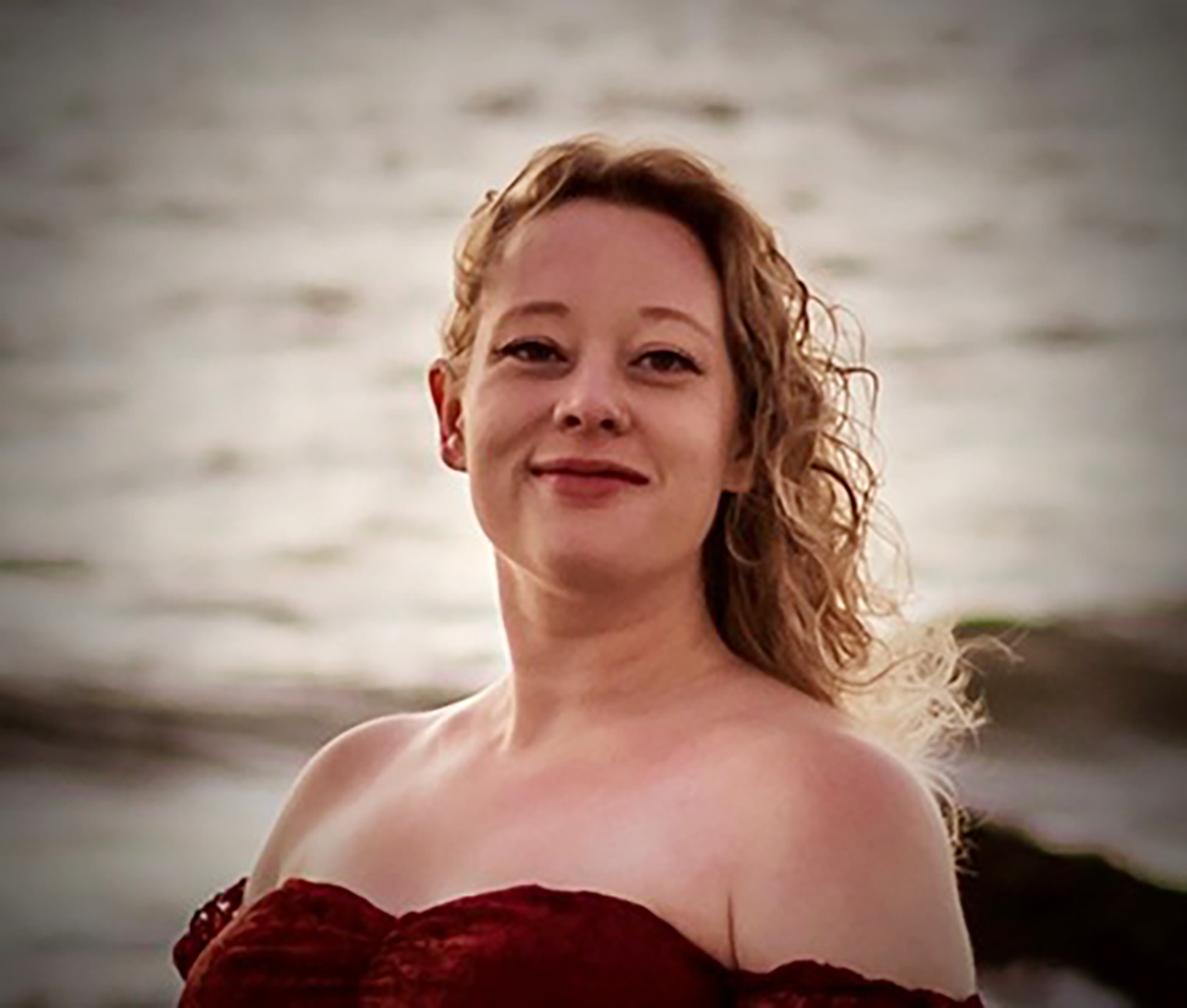 Renee Nicole Good, smiling against a blurred background.