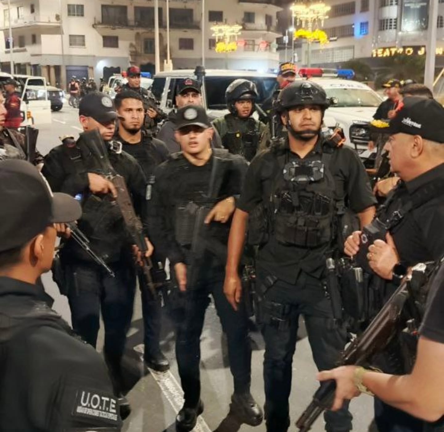 Diosdado Cabello and armed men in Caracas