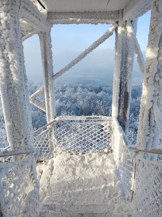 The lookout tower on Veľká Homoľa in winter.
