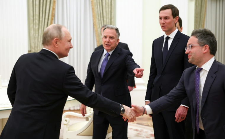 Une photo distribuée par l'agence d'Etat russe Spoutnik montre le président Vladimir Poutine recevant les émissaires américains Steve Witkoff, Jared Kushner et Josh Gruenbaum, le 22 janvier 2026 au Kremlin ( POOL / Alexander KAZAKOV )