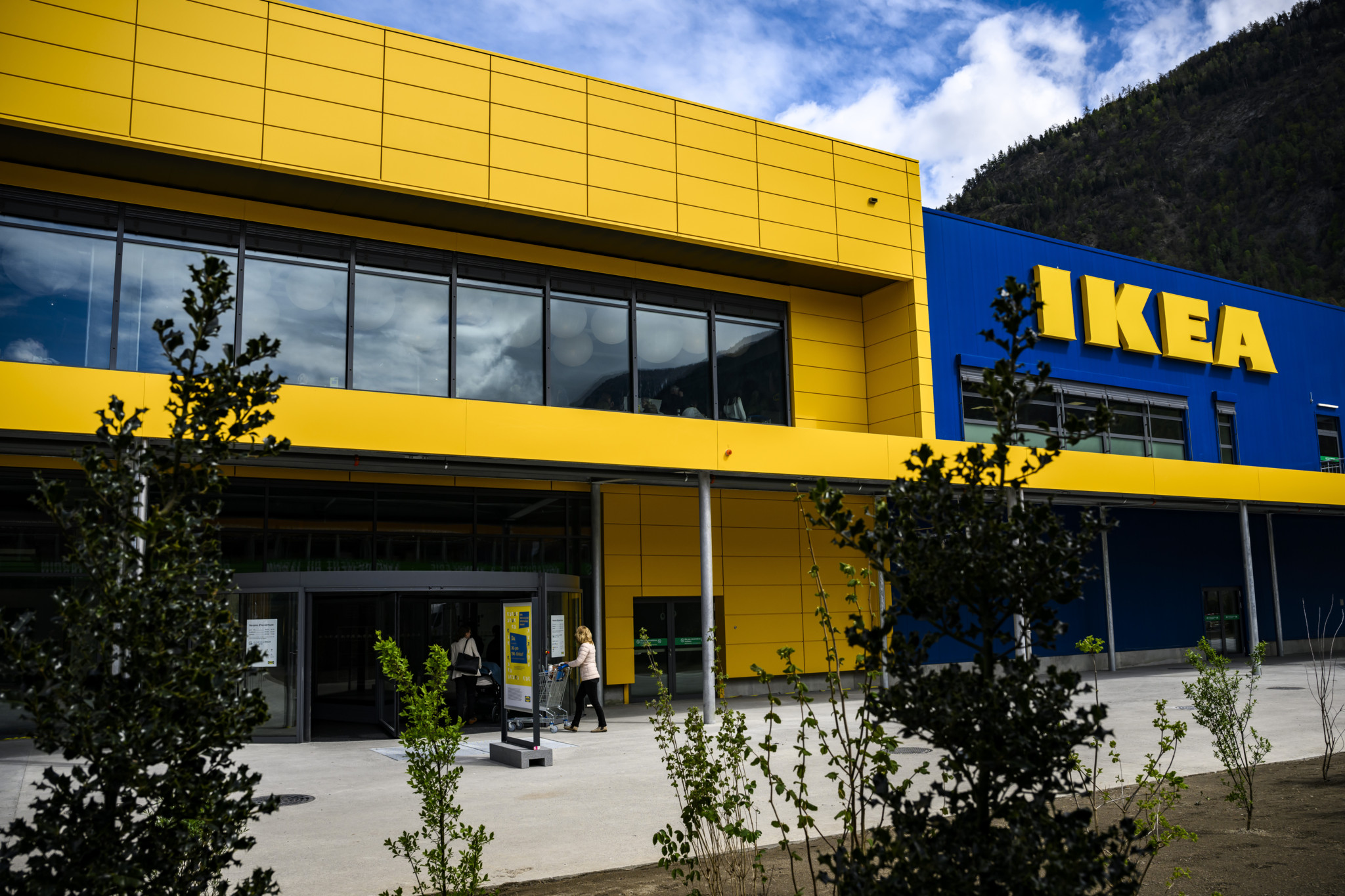 Vue extérieure du nouveau magasin Ikea à Riddes, Valais, avec sa façade colorée jaune et bleue, lors de son ouverture le 10 avril 2024.