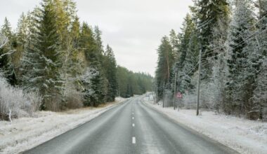 Šorīt daudzviet Latvijā apledojums un sniegs apgrūtina braukšanu, strādā 98 ziemas tehnikas vienības 