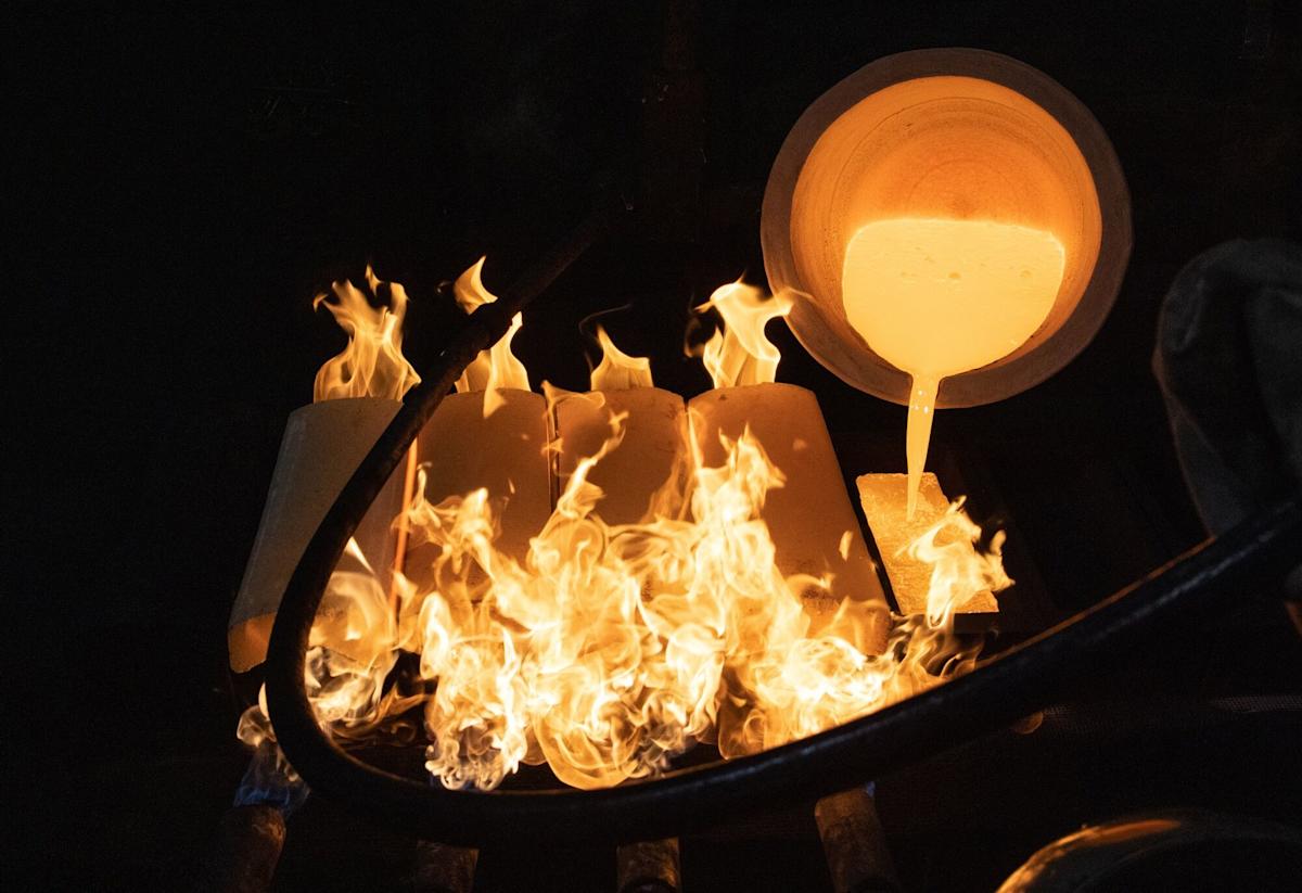 Gold, Silver Jump as Venezuela Tensions Add to Geopolitical Risk