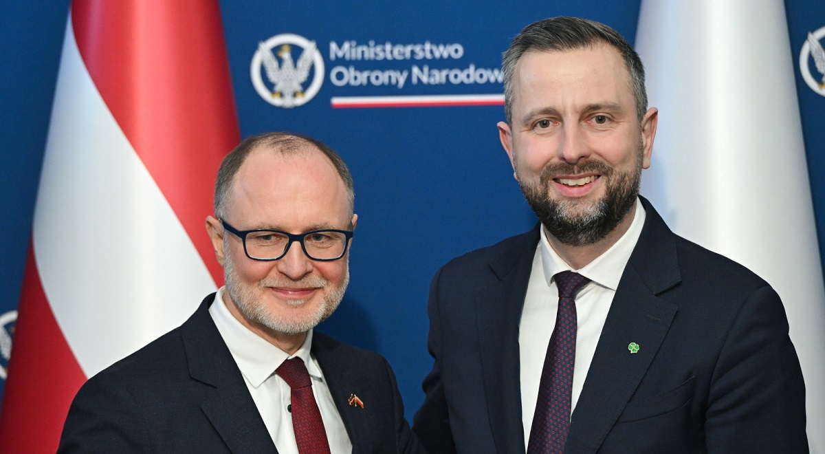 Polands Defence Minister Władysław Kosiniak-Kamysz (right) and his Latvian counterpart Andris Sprds (left) meet in Warsaw on Wednesday, Jan. 21, 2026.