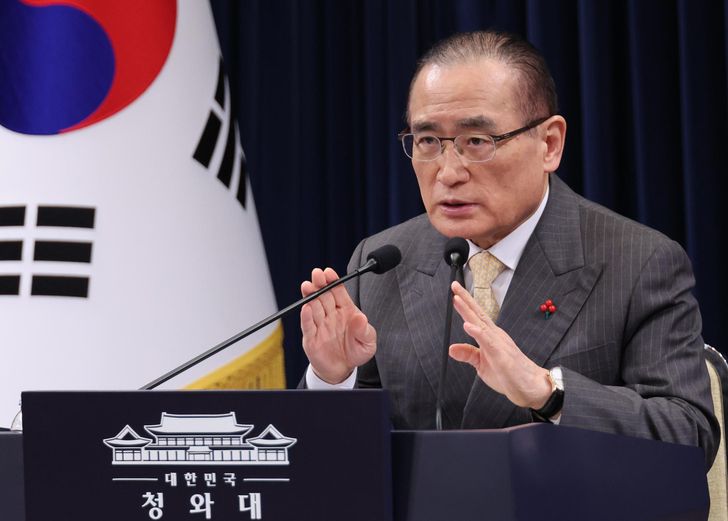 National Security Adviser Wi Sung-lac explains President Lee Jae Myung's plan to make a state visit to China during a press briefing at Cheong Wa Dae in Seoul, Friday. Yonhap