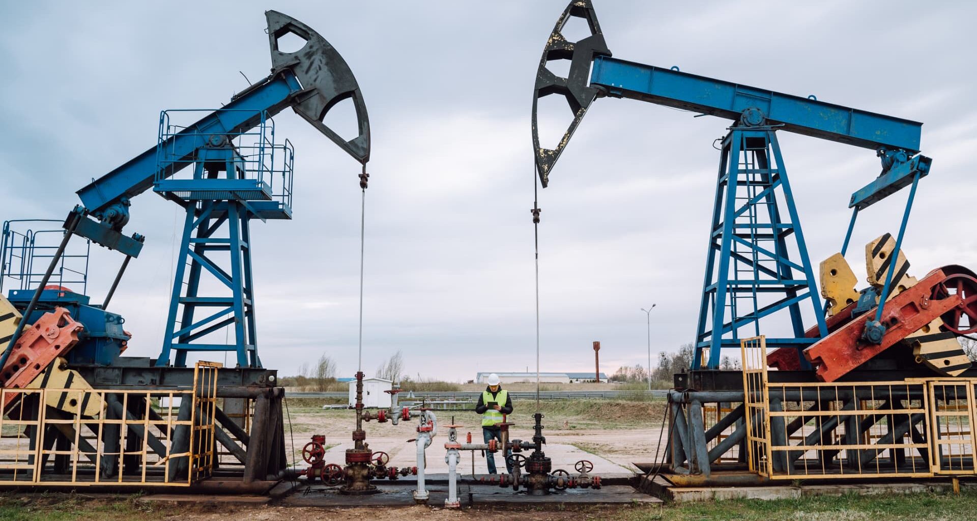 Oil edges up after Trump steps backs from tariff threats over Greenland