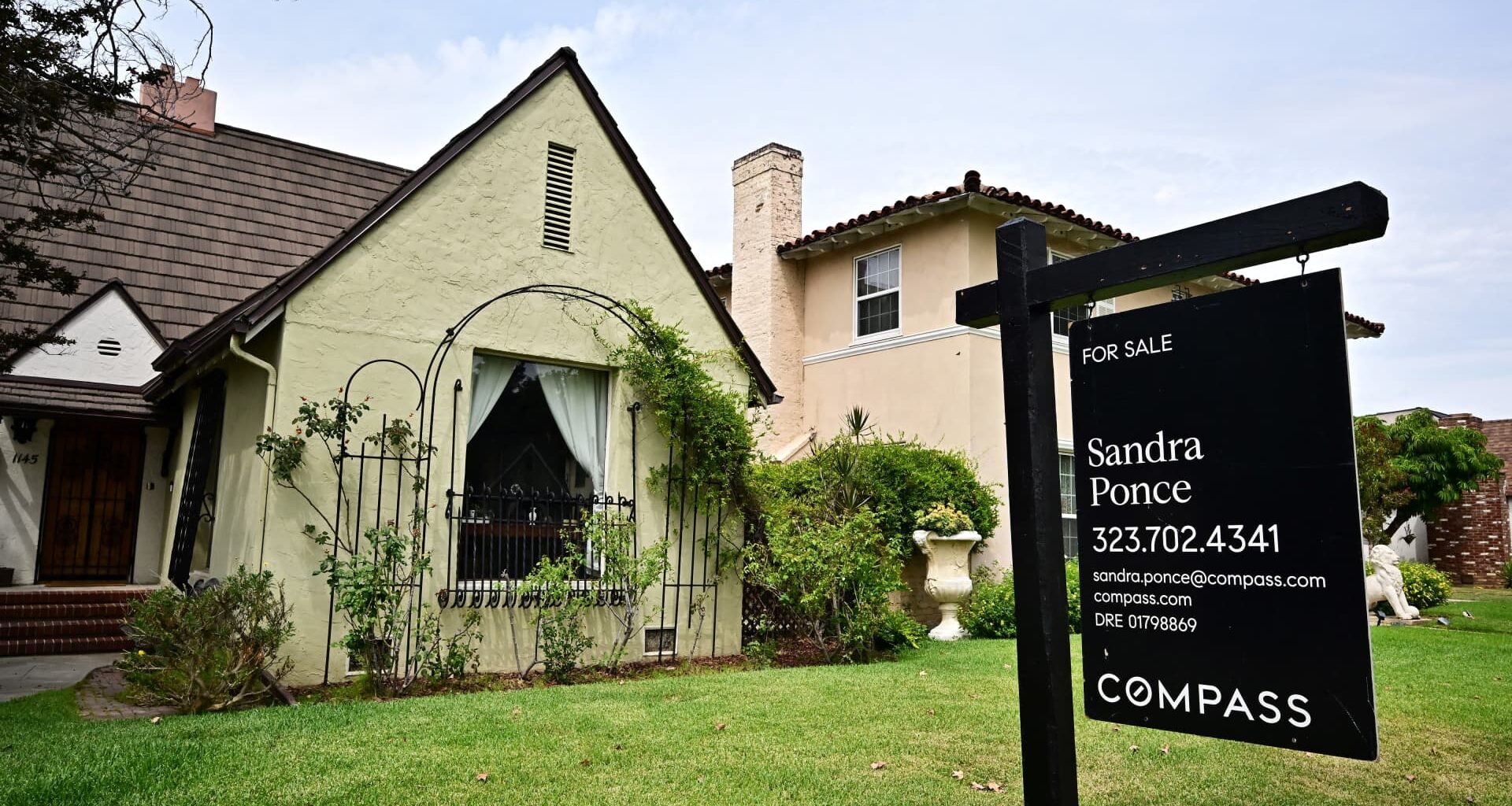 Trump says U.S. to ban large investors from buying homes