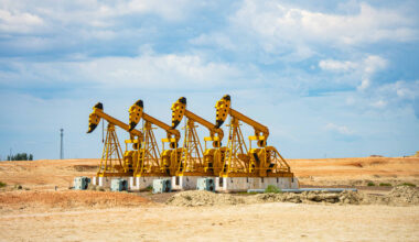 Oil prices mixed as U.S. supply worries linger after winter storm