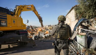 Hundreds of Border Police officers raid northern Jerusalem village
