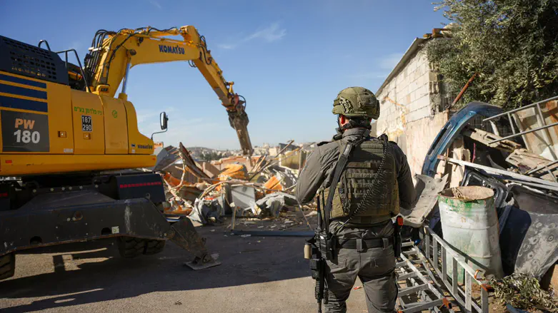 Hundreds of Border Police officers raid northern Jerusalem village