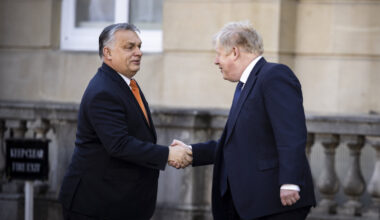 A Miniszterelnöki Sajtóiroda által közzétett képen a V4-ek és az Egyesült Királyság csúcstalálkozójára érkező Orbán Viktor kormányfőt (b) fogadja Boris Johnson brit miniszterelnök (j) a londoni Lancaster House előtt 2022. március 8-án. A csúcstalálkozó fő témája az ukrajnai háború.