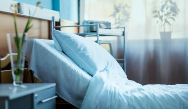 üres kórházi ágy oldalnézet a klinikai kamrában