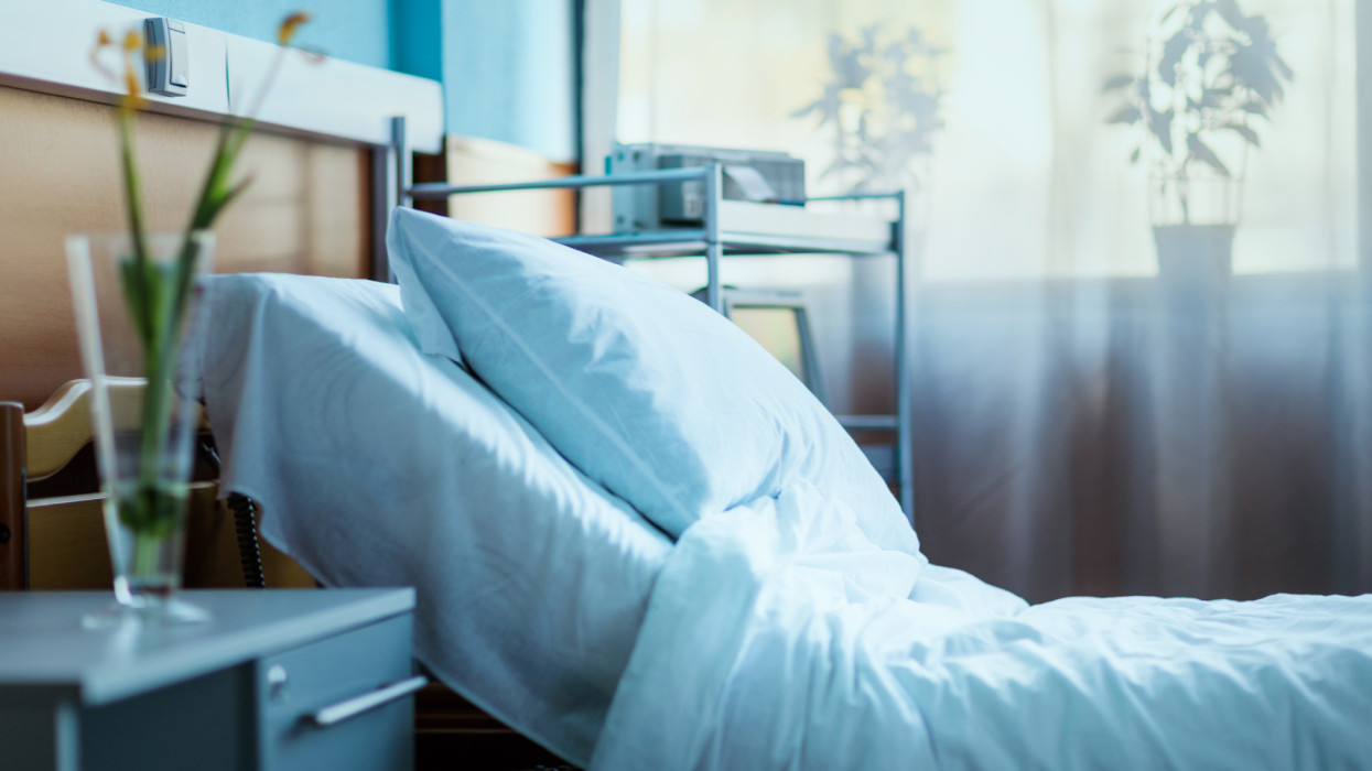 üres kórházi ágy oldalnézet a klinikai kamrában