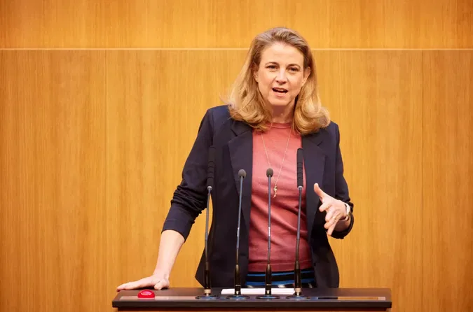 Das Bild auf 5min.at zeigt NEOS-Chefin Beate Meinl-Reisinger.