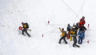2 skiers rescued from avalanche in west Austria