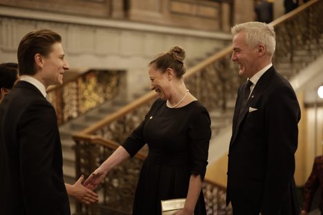 Kuvassa oikealla oleva opetusministeri Anders Adlercreutz (rkp) saapui vastaanotolle yhdessä puolisonsa Ia Adlercreutzin kanssa.